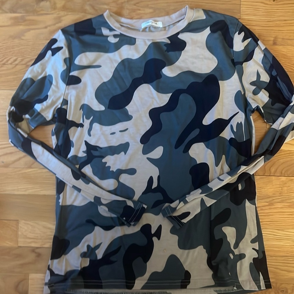 Blooming Jolly Camo Long  Sleeve Tshirt, Sz M
